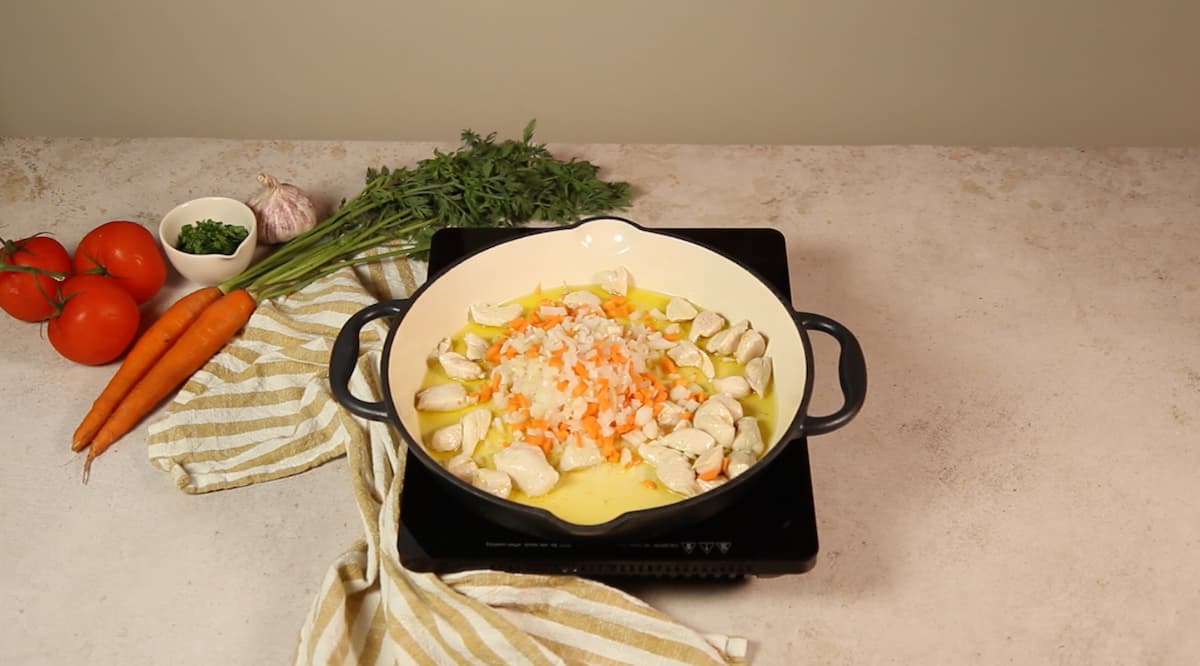 Delicioso pollo al curry con arroz basmati o largo: una receta fácil y sabrosa