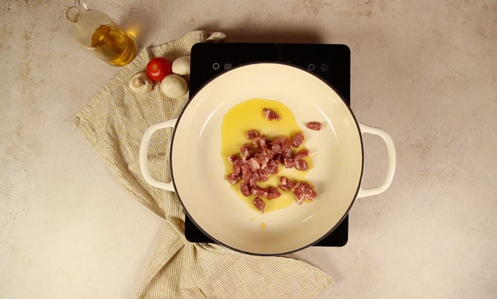 Receta de Arroz de Montaña con Setas. Paso 3: dorar la carne