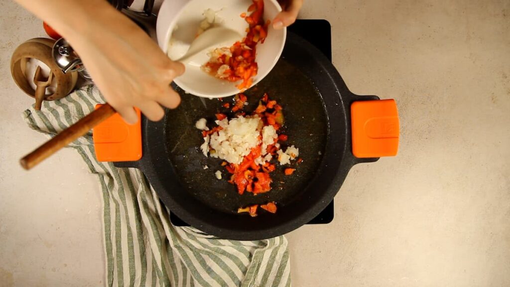 Conejo con arroz y setas. Paso 3: Sofreír las verduras