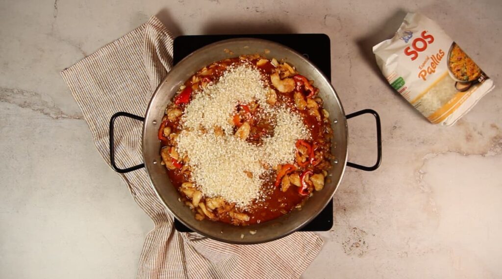 Receta Paella con bacalao. Paso 4: agregar el arroz