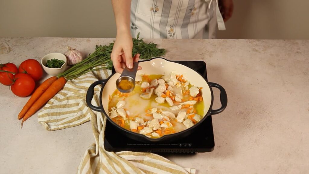 Receta de pollo al curry con arroz. Paso 4: añadir la leche de coco y el curry