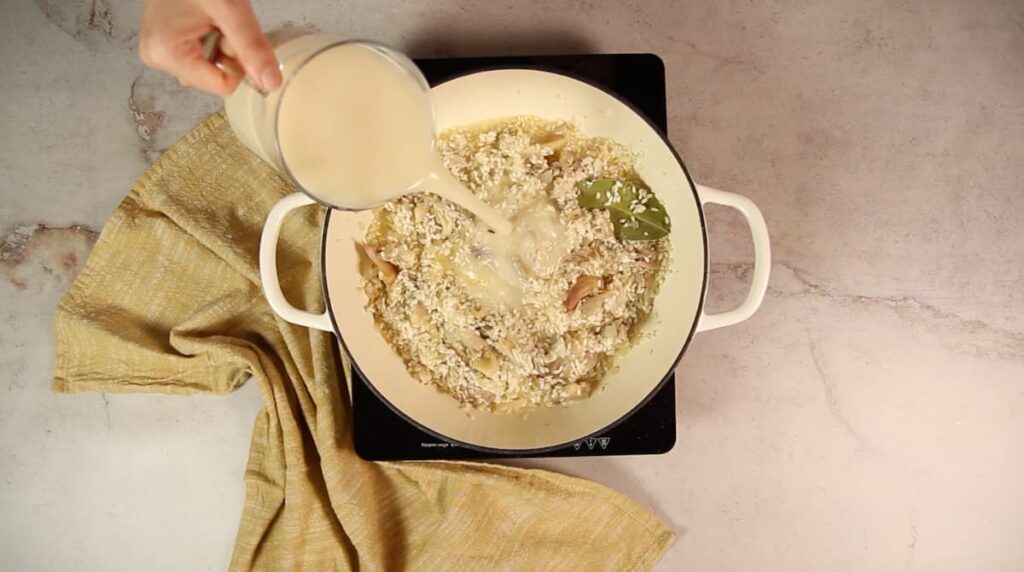 Risotto con trufa negra. Paso 4: incorporar el vino blanco y el caldo