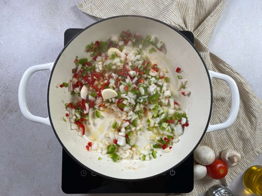 Receta de Arroz de Montaña con Setas. Paso 4: pochar las verduras