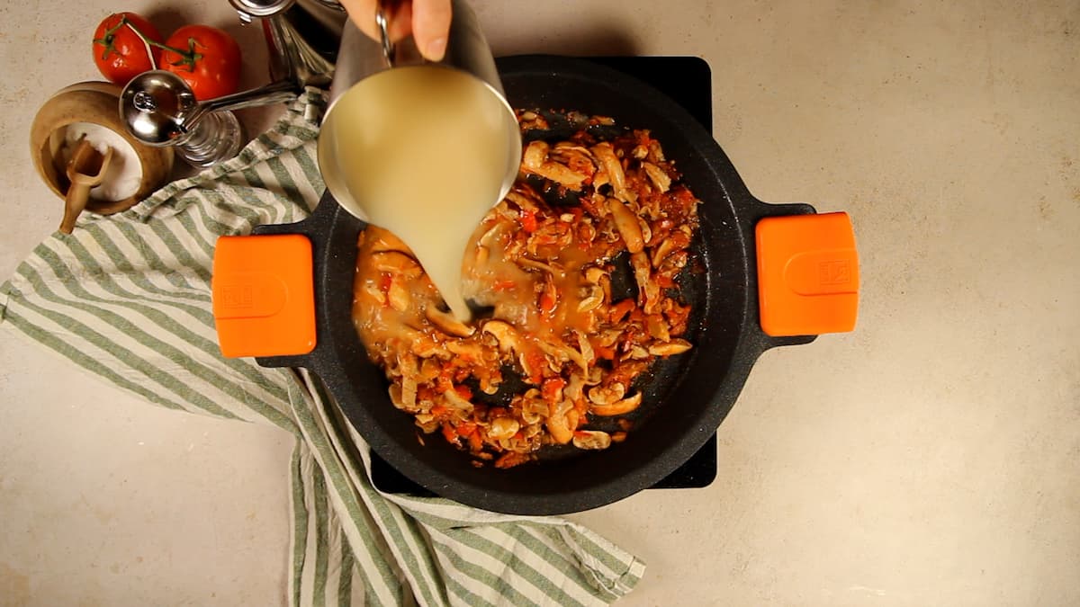 Arroz con conejo y setas: un plato gourmet fácil de preparar