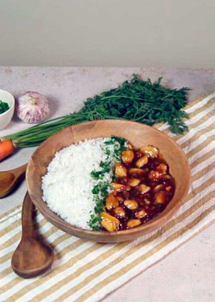 Presentación de pollo al curry con arroz