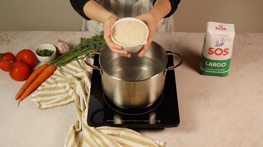 Receta de pollo al curry con arroz. Paso 5: cocer el arroz