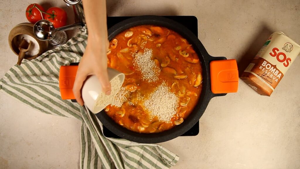 Conejo con arroz y setas. Paso 5: Añadir el arroz