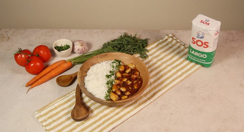 Receta de pollo al curry con arroz. Paso 6: servir