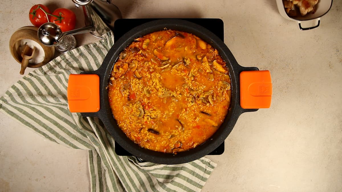 Arroz con conejo y setas: un plato gourmet fácil de preparar