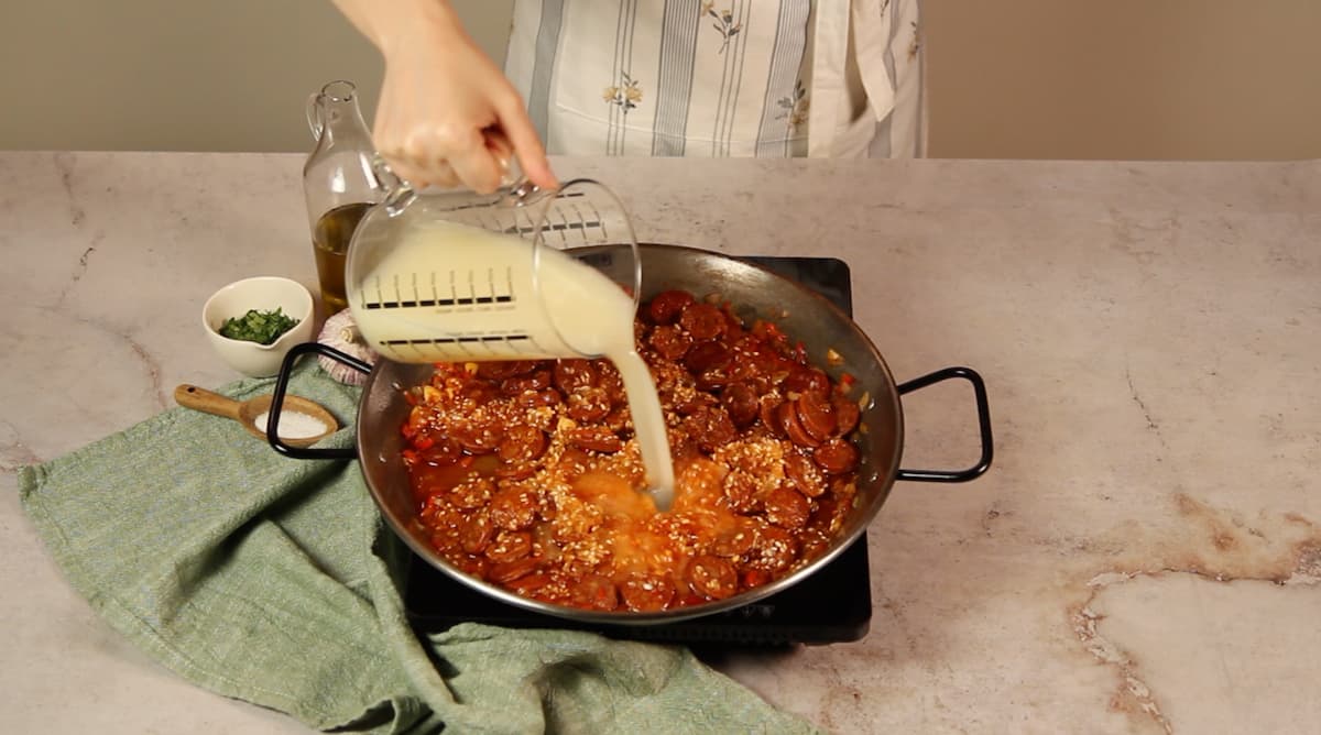 Paella con chorizo