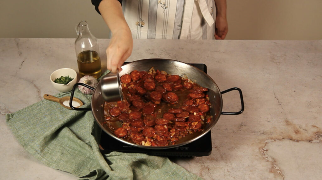 Paella de chorizo. Paso 3: hacer el sofrito