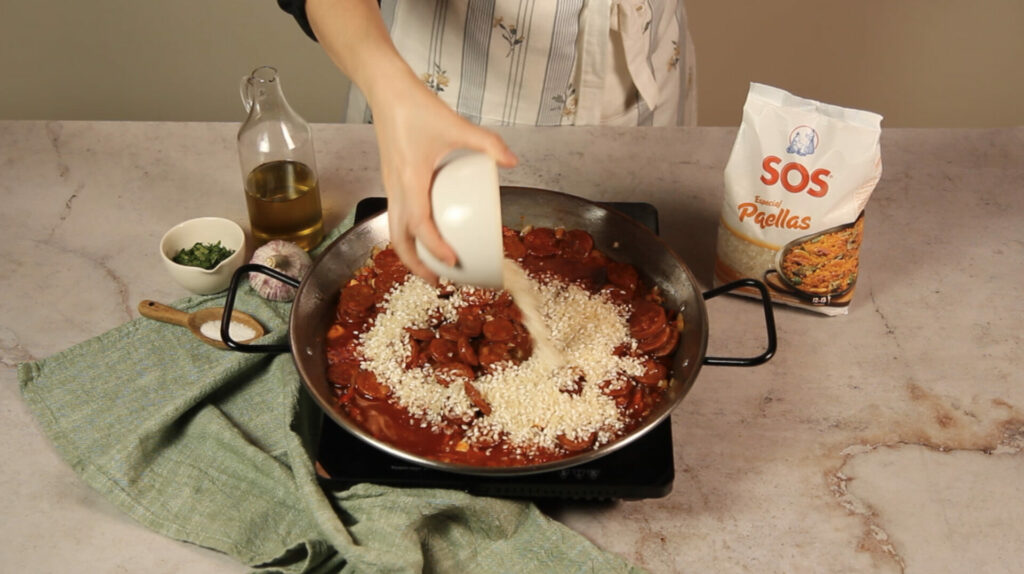 Paella de chorizo. Paso 4: añadir el arroz