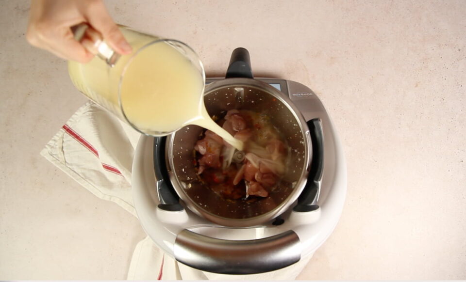 Agregar pollo y caldo