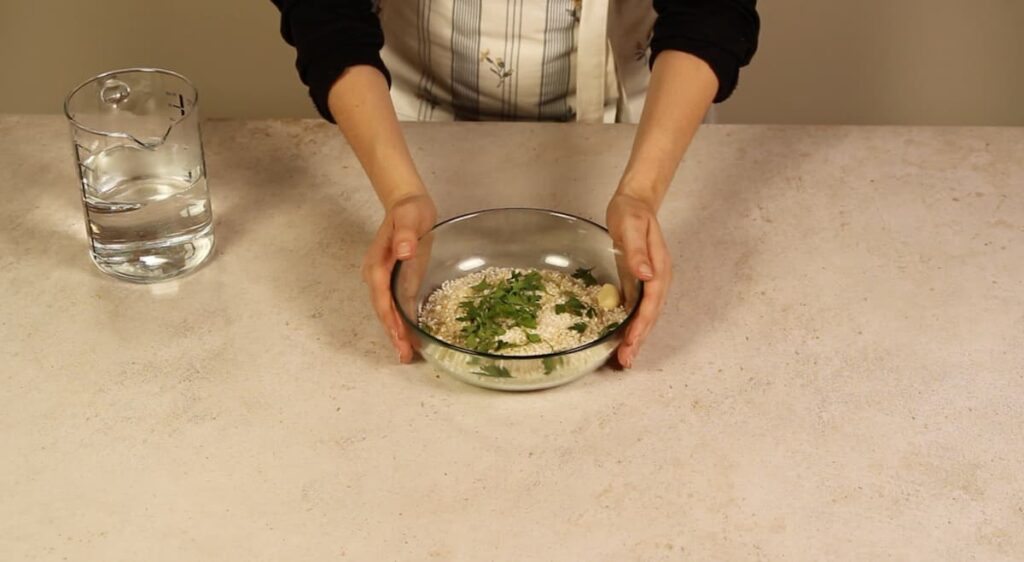 Receta de arroz blanco en microondas. Paso 2: Añadir el arroz