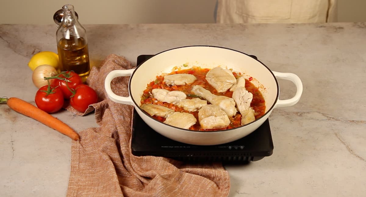 Pollo guisado con arroz: ¡una delicia para disfrutar en casa!