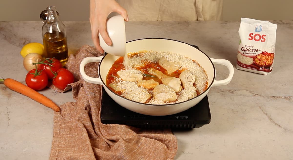 Pollo guisado con arroz: ¡una delicia para disfrutar en casa!