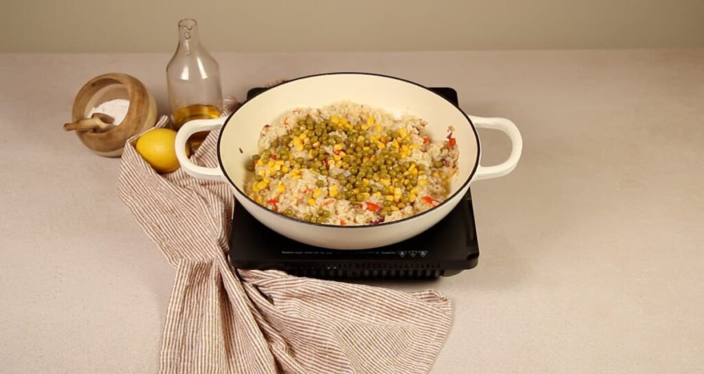 Arroz con vegetales. Paso 4: Incorporar el arroz