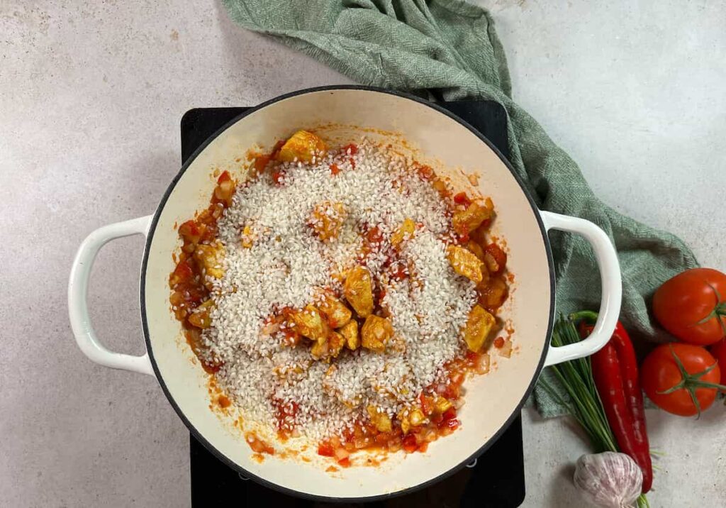 Receta arroz con pinchitos. Paso 4: agrega el arroz y el caldo