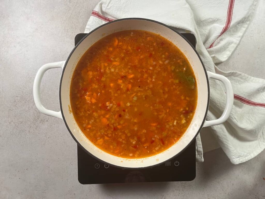 Receta Alubias negras con arroz. Paso 4: incorporar el caldo de verduras