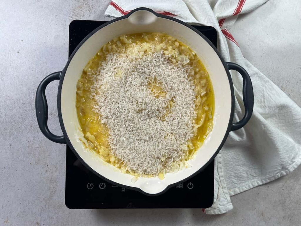 Receta Arroz con mostaza. Paso 3: agregar el arroz