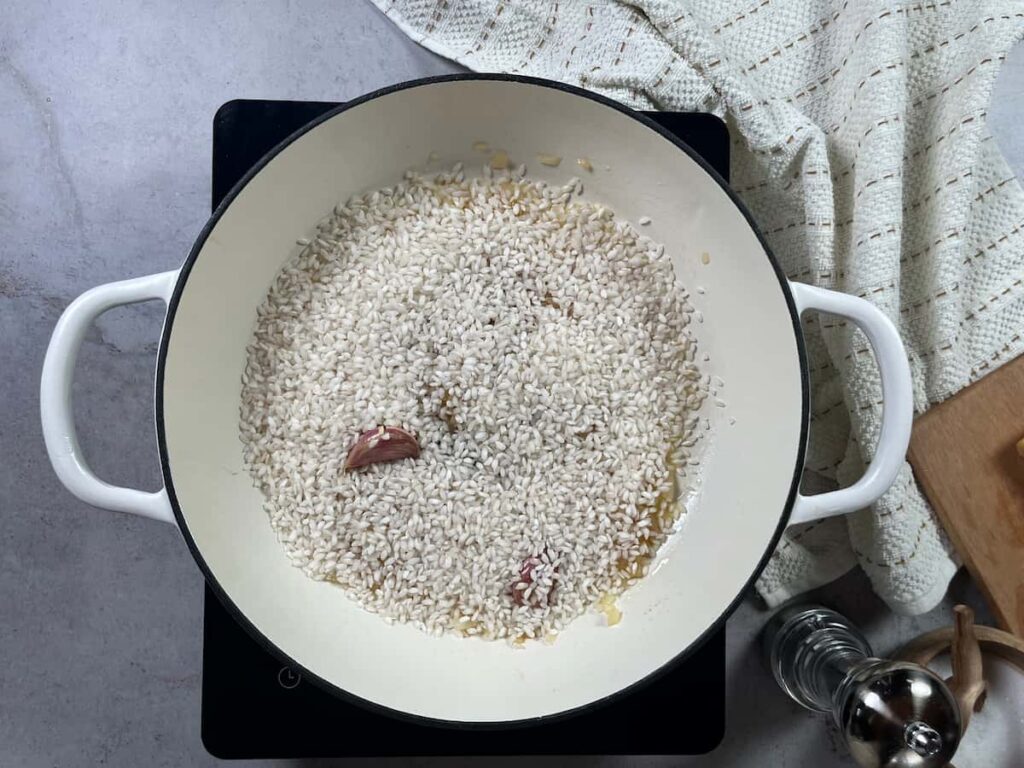 Risotto con Arroz Bomba. Paso 3: incorporar el arroz