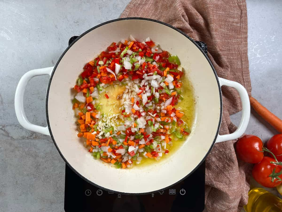 Pollo guisado con arroz: ¡una delicia para disfrutar en casa!