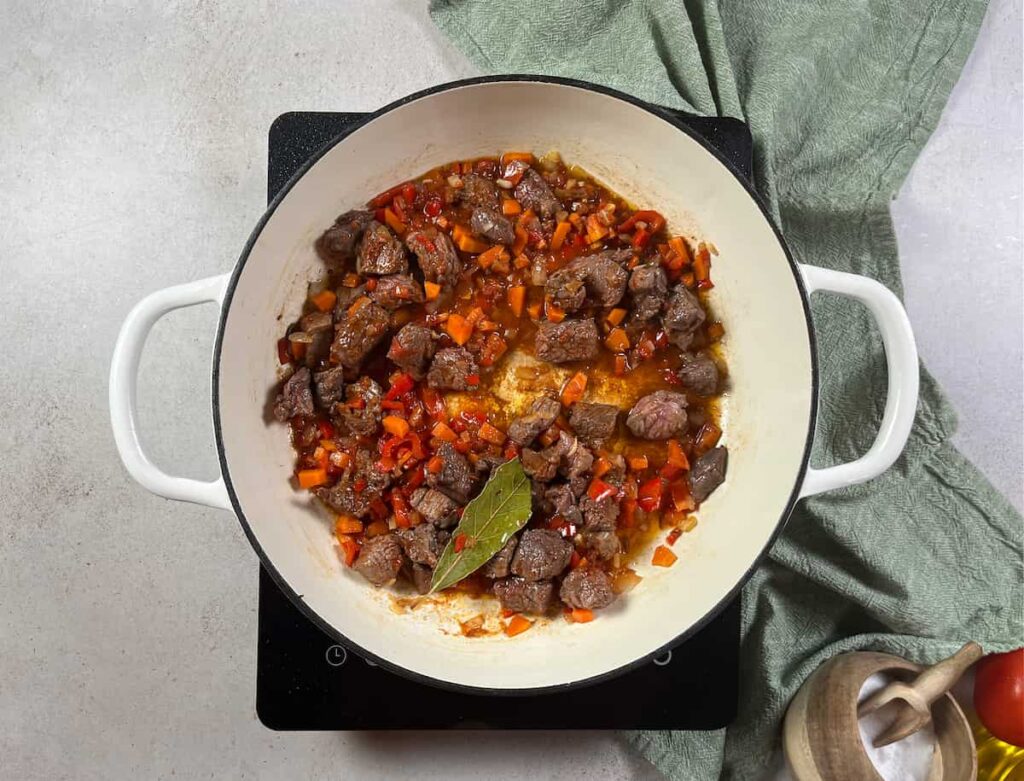 Receta Arroz con carne guisada. Paso 3: cocinar la carne