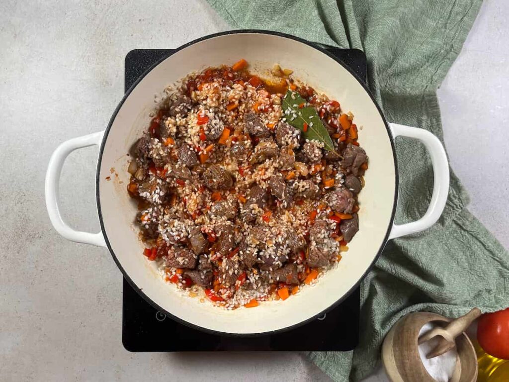 Receta Arroz con carne guisada. Paso 4: incorporar el arroz 