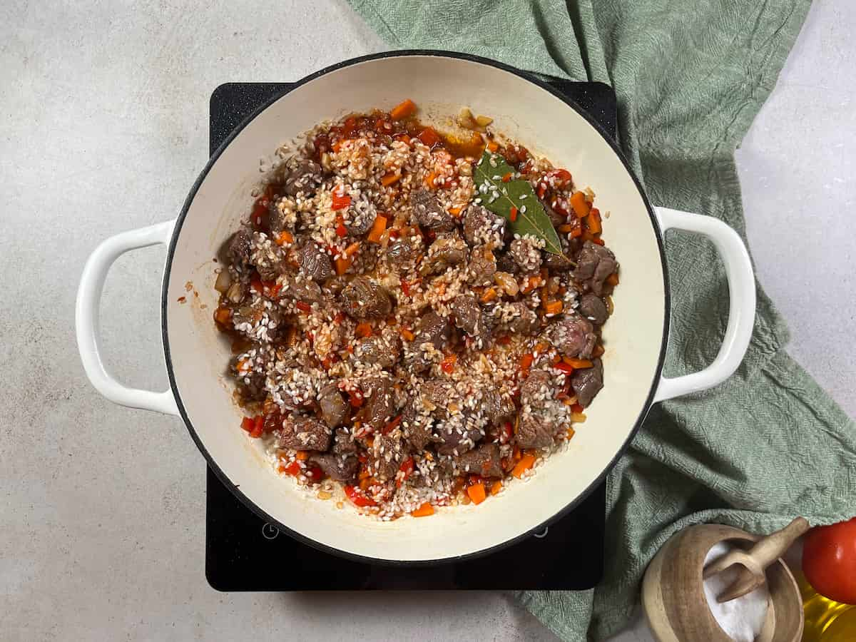 Arroz guisado con carne: Receta fácil y sabrosa