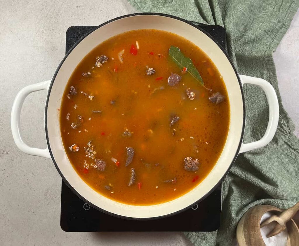 Receta Arroz con carne guisada. Paso 5: añadir el caldo