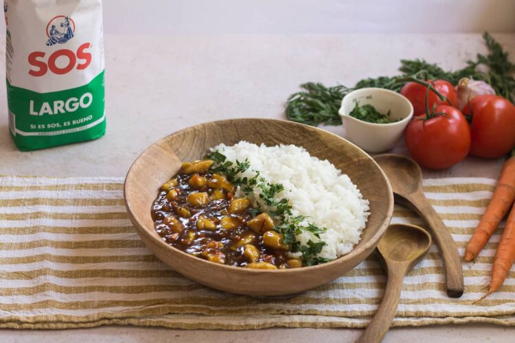 Foto de Delicioso pollo al curry con arroz basmati o largo: una receta fácil y sabrosa
