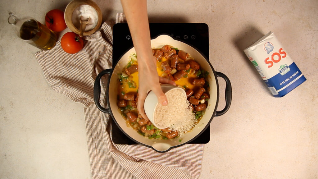 Receta Arroz con chistorra. Paso 4: añadir el tomate
