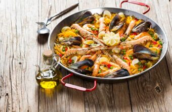 El secreto de la paella de marisco: proporción correcta de caldo y arroz