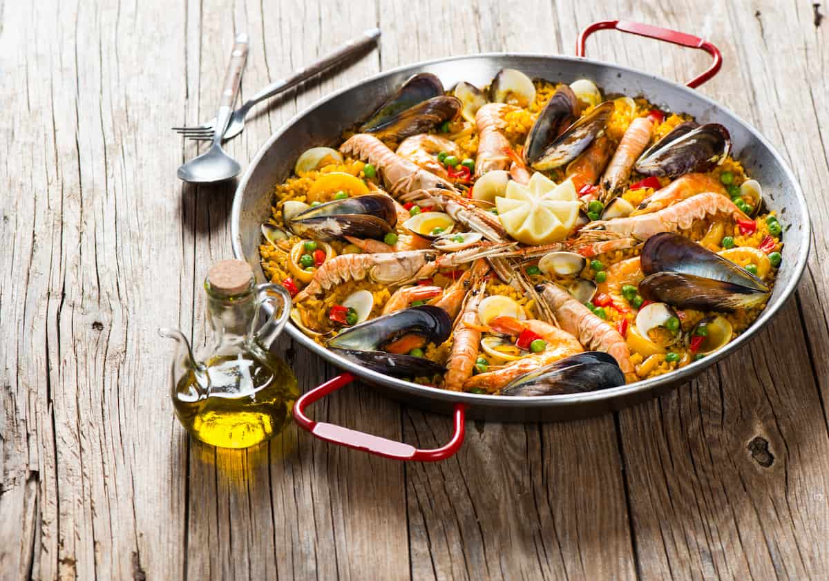 El secreto de la paella de marisco: proporción correcta de caldo y arroz