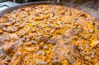 ¿Cuánto arroz necesitas para una paella de 8 personas? Guía y consejos