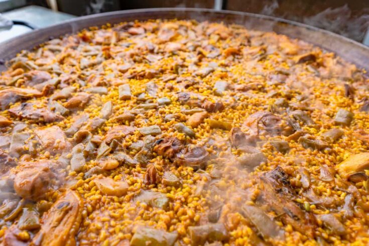 ¿Cuánto arroz necesitas para una paella de 8 personas? Guía y consejos
