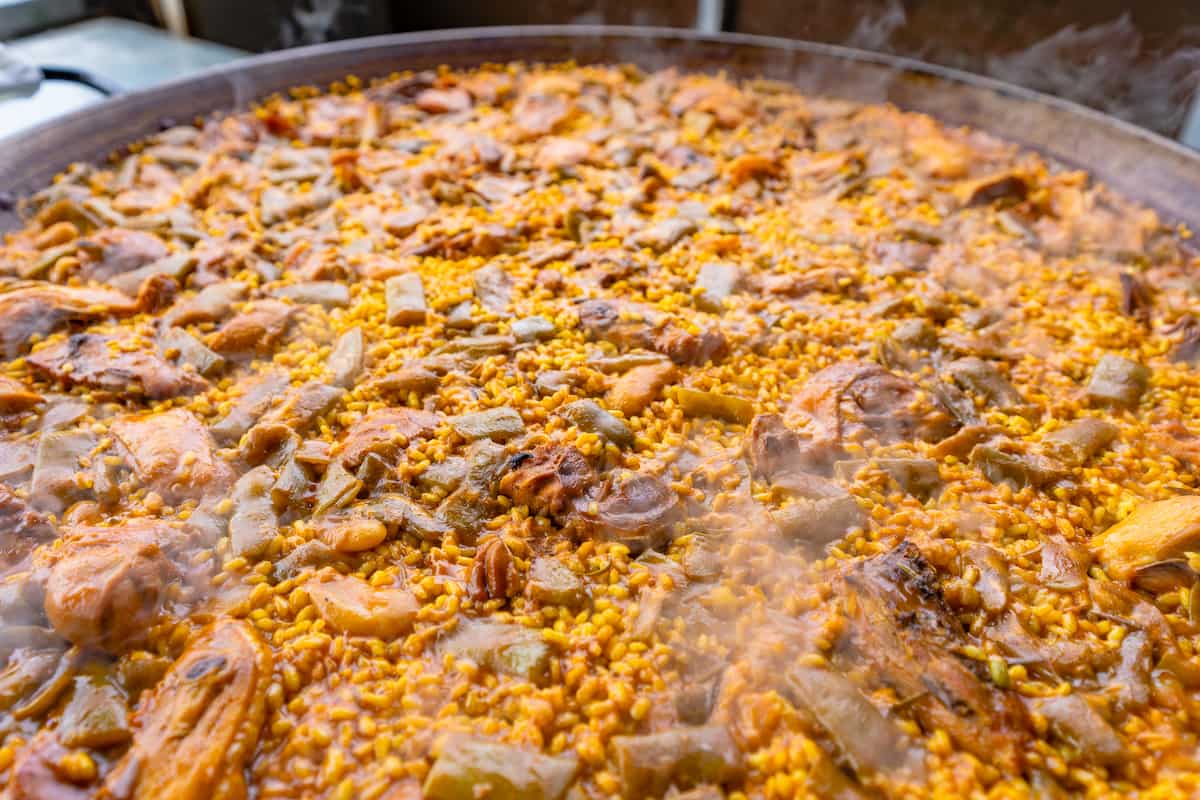 ¿Cuánto arroz necesitas para una paella de 8 personas? Guía y consejos