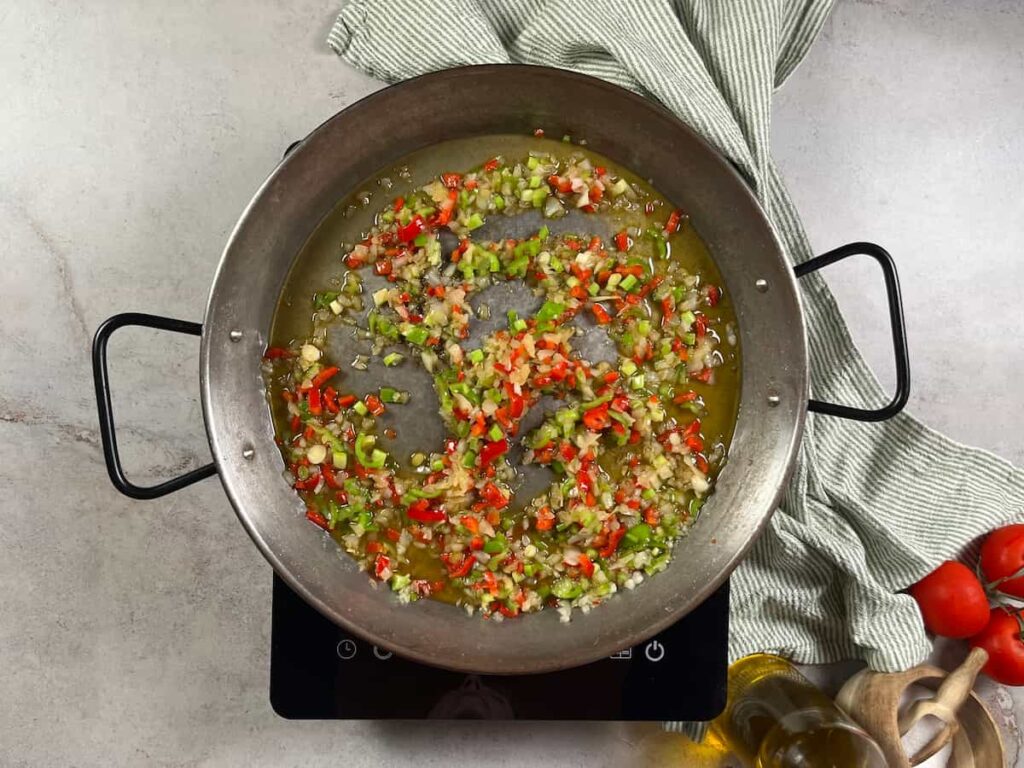 Paella de raya. Paso 2: Pochar