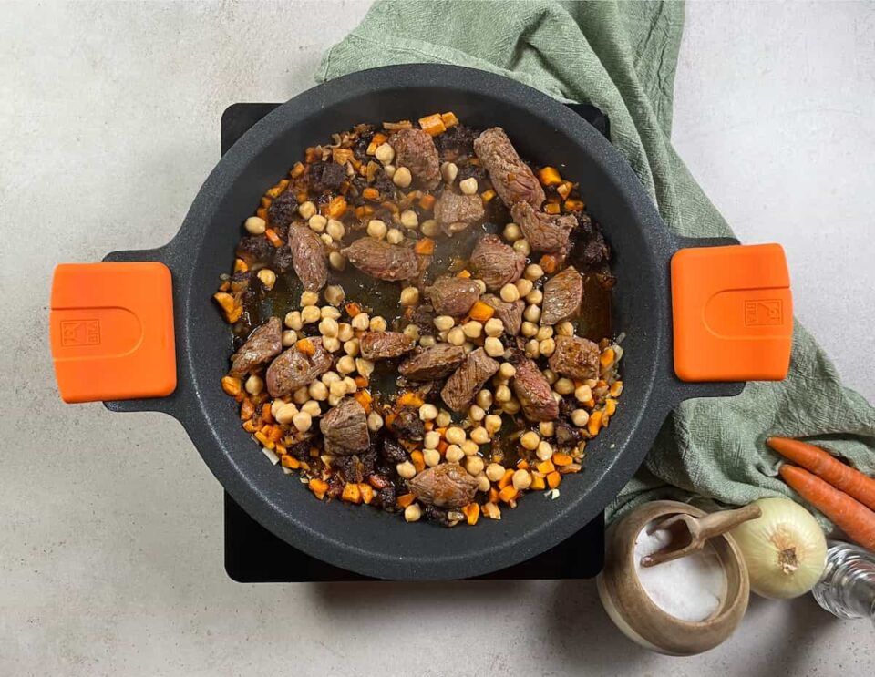 Añadir la carne y los garbanzos