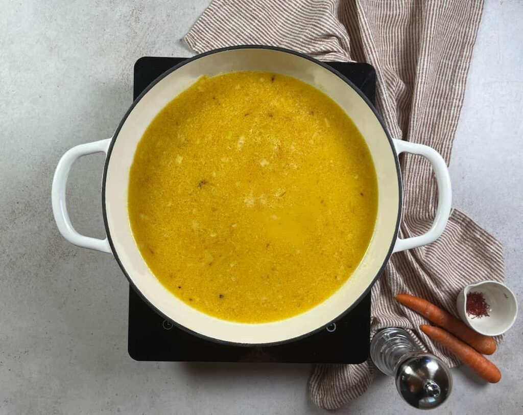 Arroz con Azafrán. Paso 4: Agregar el caldo