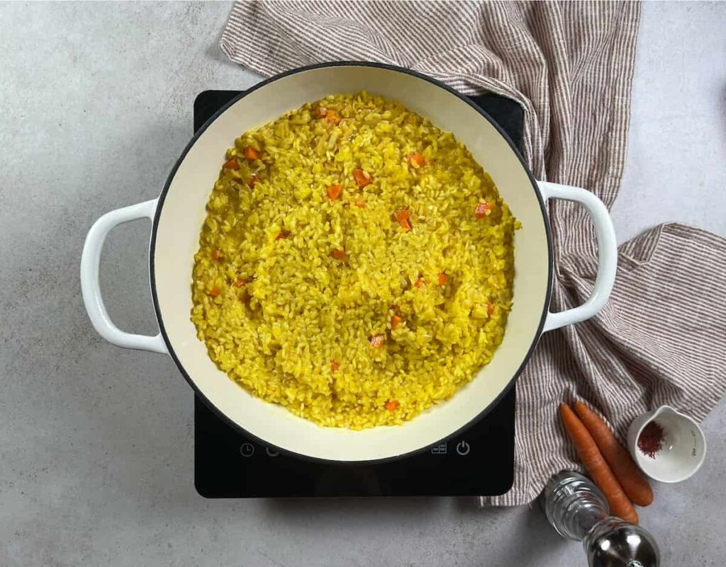 Arroz con Azafrán. Paso 5: Incorporar el arroz