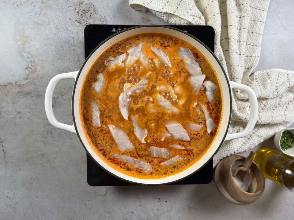 Agregar el caldo y la merluza