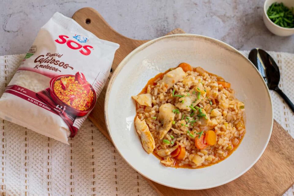 Arroz con merluza y verduras al estilo del mar