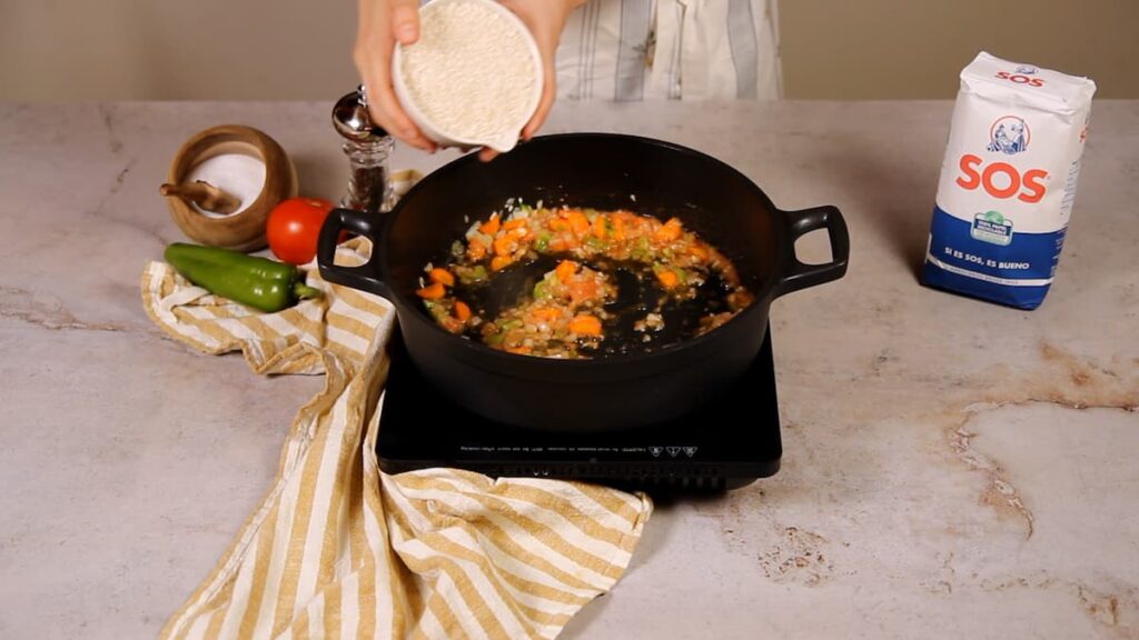 Receta de arroz con caldo. Paso 2: Añadir el arroz