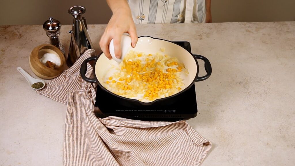 Arroz con maíz. Paso 3: Añadir el maíz
