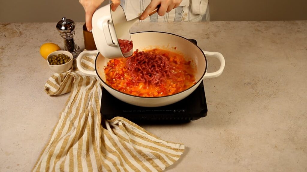 Arroz con picadillo. Paso 3: Añadir carne picada