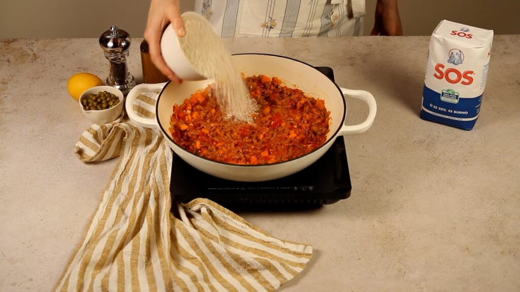 Arroz con picadillo. Paso 4: Incorporar el arroz y el caldo