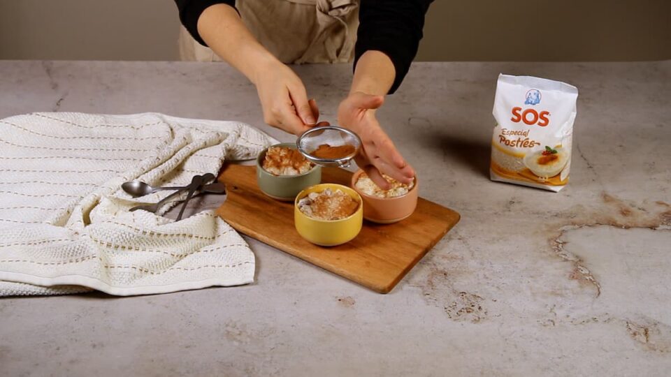 Espolvorear la canela y servir