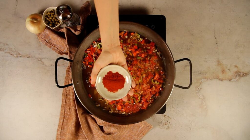 Paella con gambones. Paso 3: Hacer el sofrito