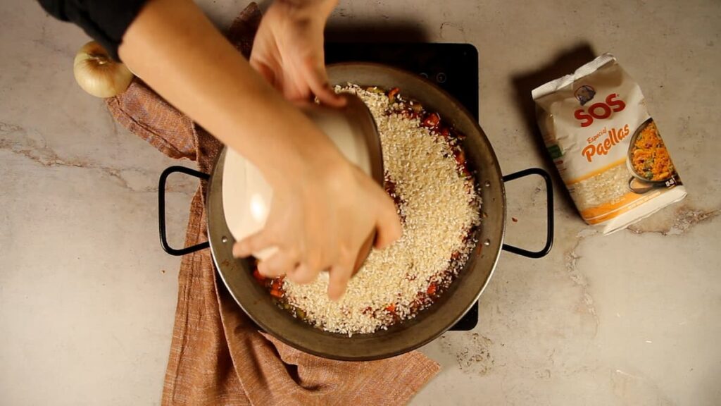 Paella con gambones. Paso 4: Añadir el arroz